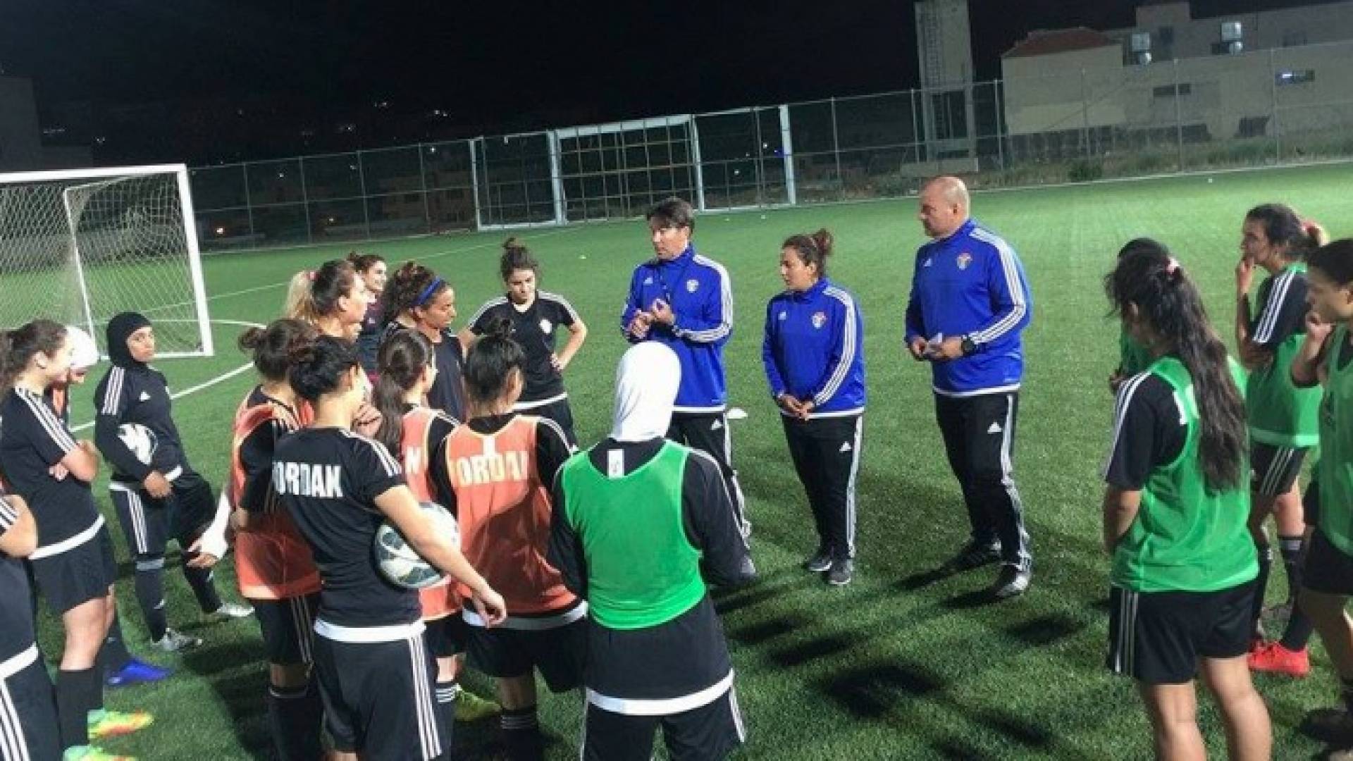 منتخب "النشميات" يواجه الجزائر وديا الجمعة والإثنين