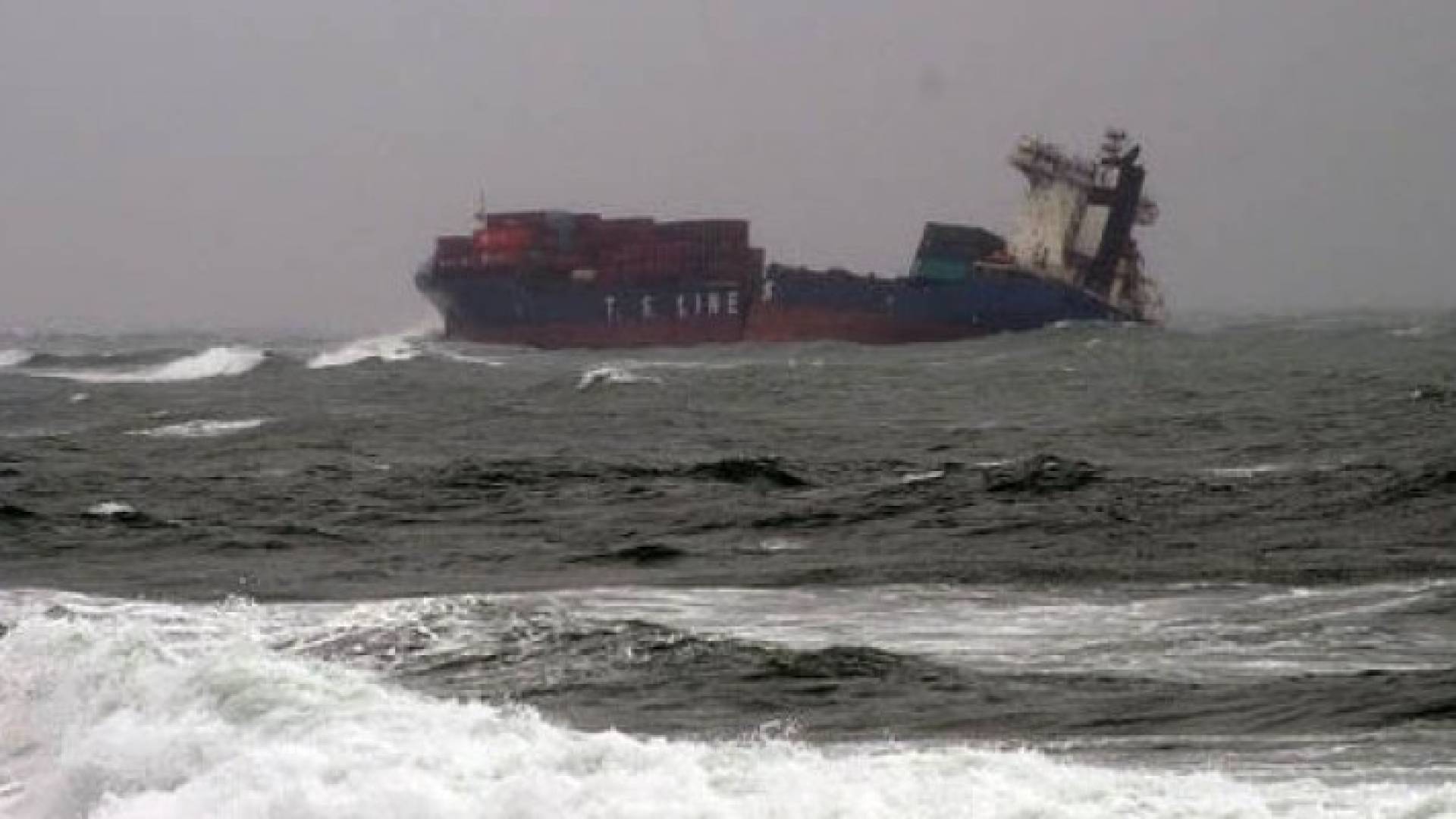 احدى السفن التي تعرضت للغرق