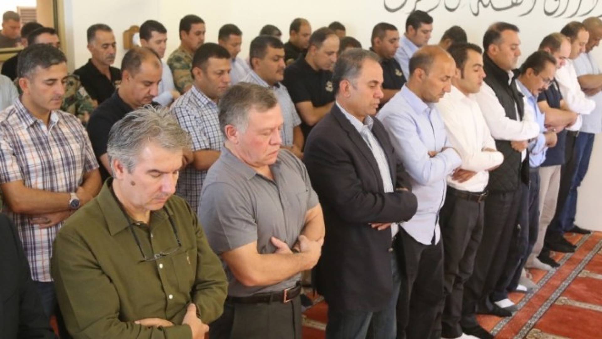 الملك يشارك المصلين أداء صلاة الجمعة في العقبة