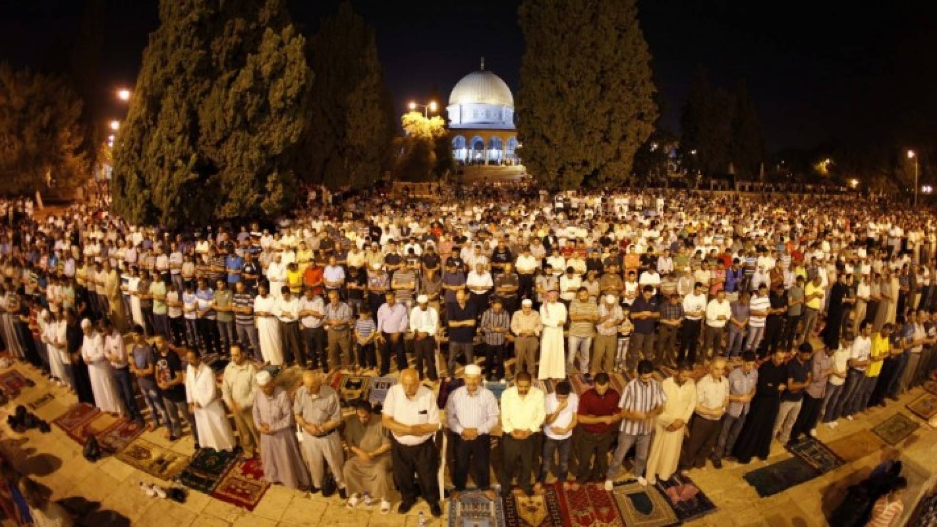 مصلون في باحات الأقصى - ارشيف