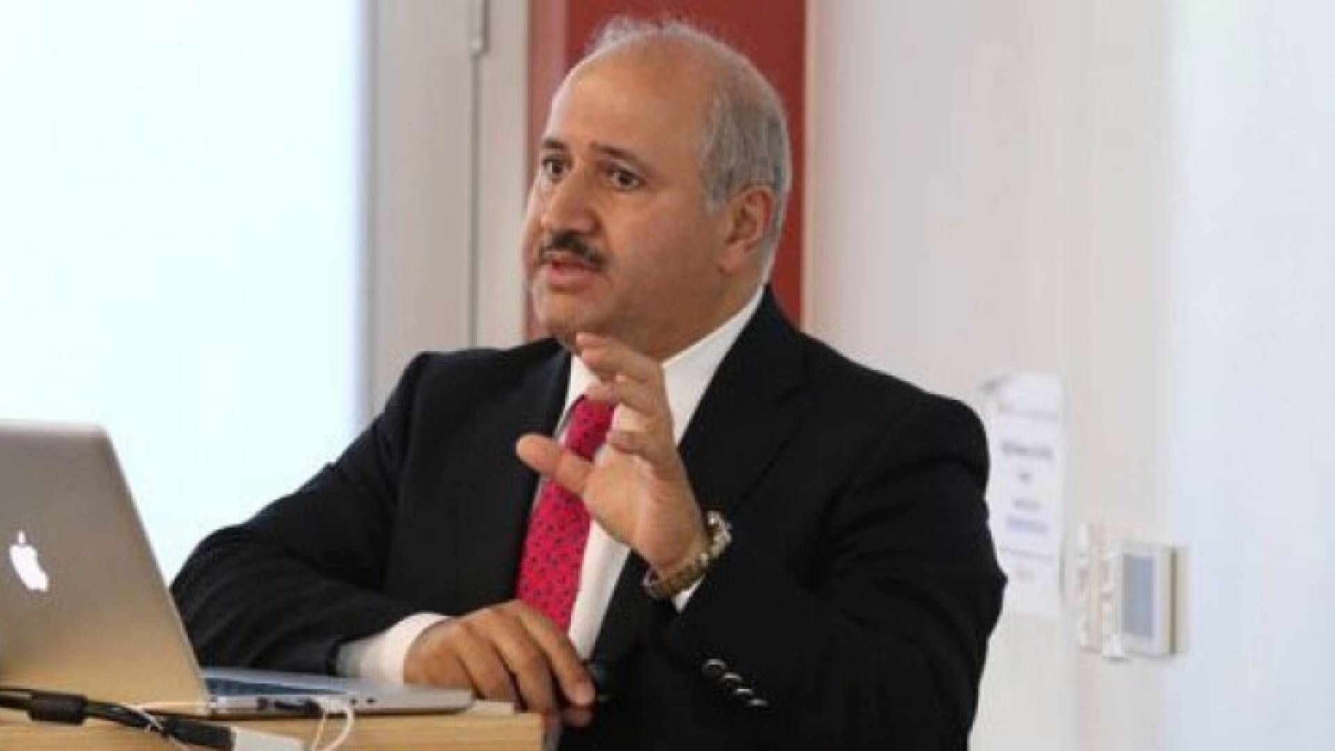 وزير المياه والري الدكتور حازم الناصر