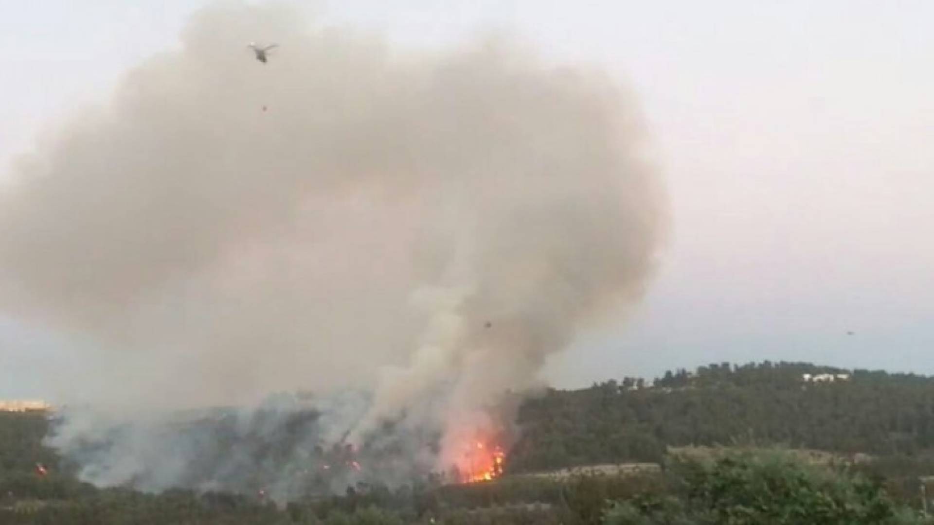 طائرات تساعد باخماد الحريق في الكمالية