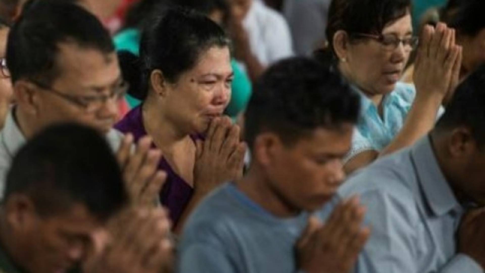 أفراد أسرة عسكرية بورمية ينتحبون خلال جنازة أقاربهم في مدينة داوي 