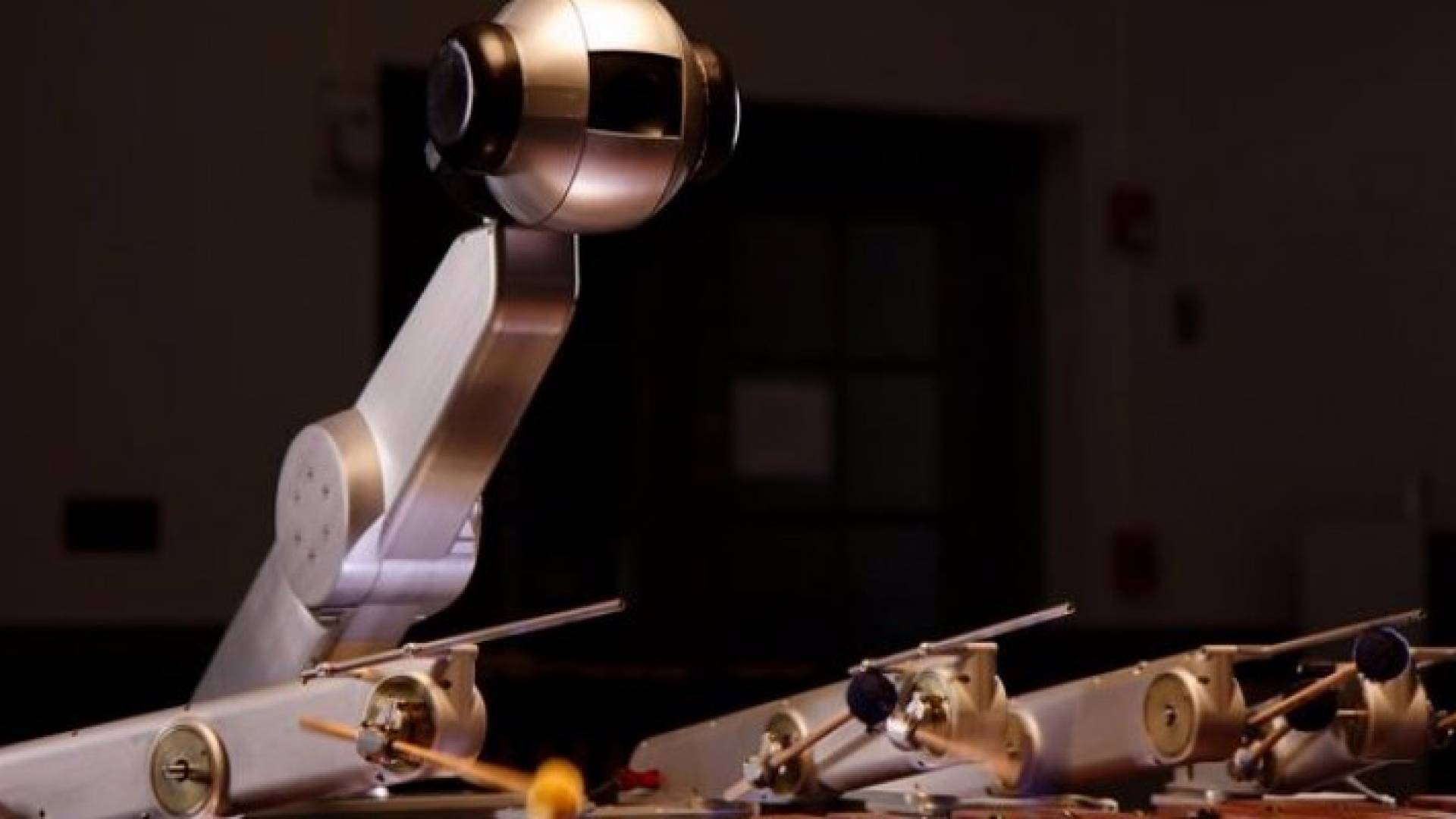 روبوت يؤلف الموسيقى ويعزف الأنغام بنفسه مثل البشر