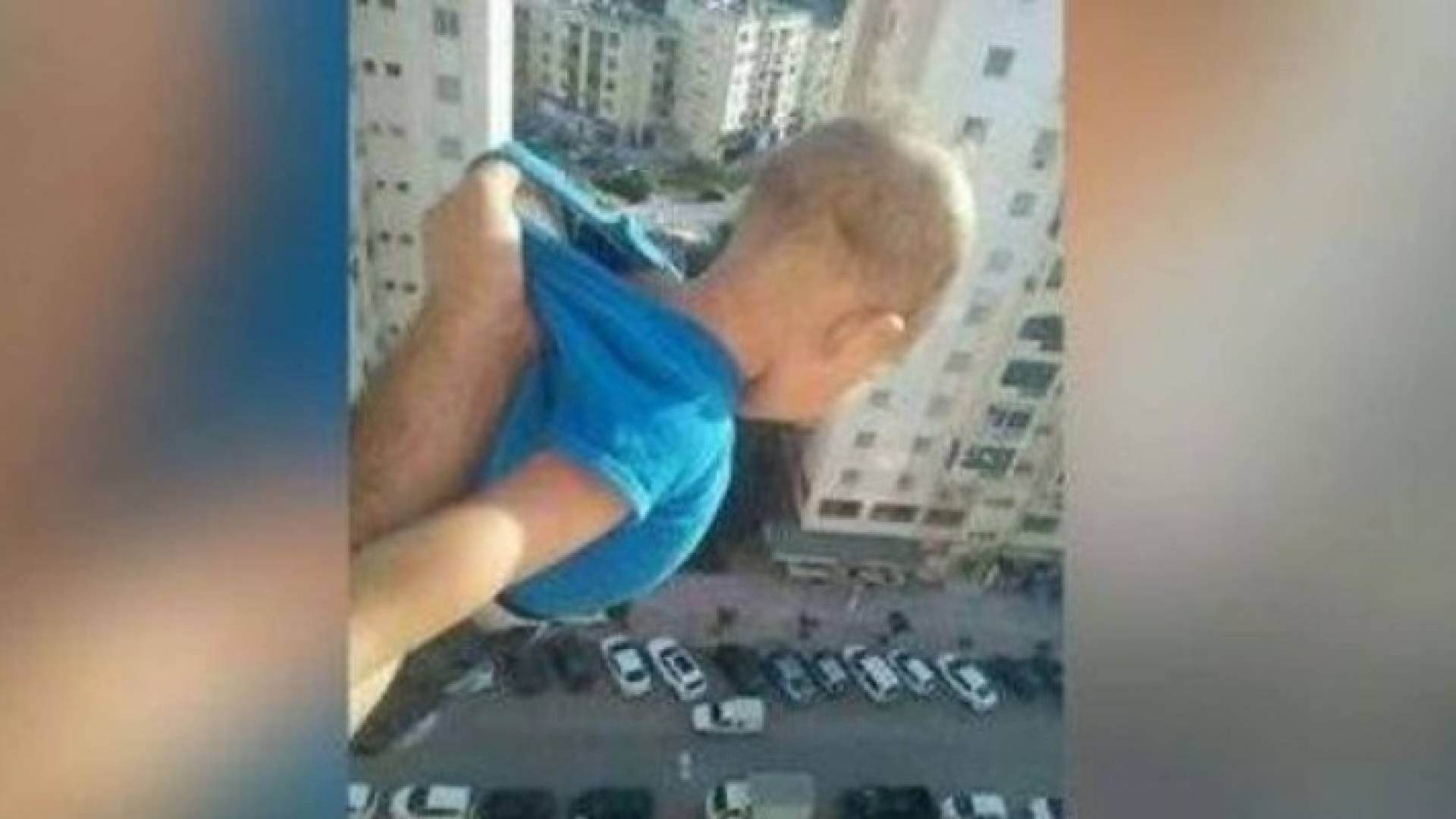 الجزائر..أب يعرض حياة ابنه للخطر من أجل جمع عدد كبير من الإعجابات