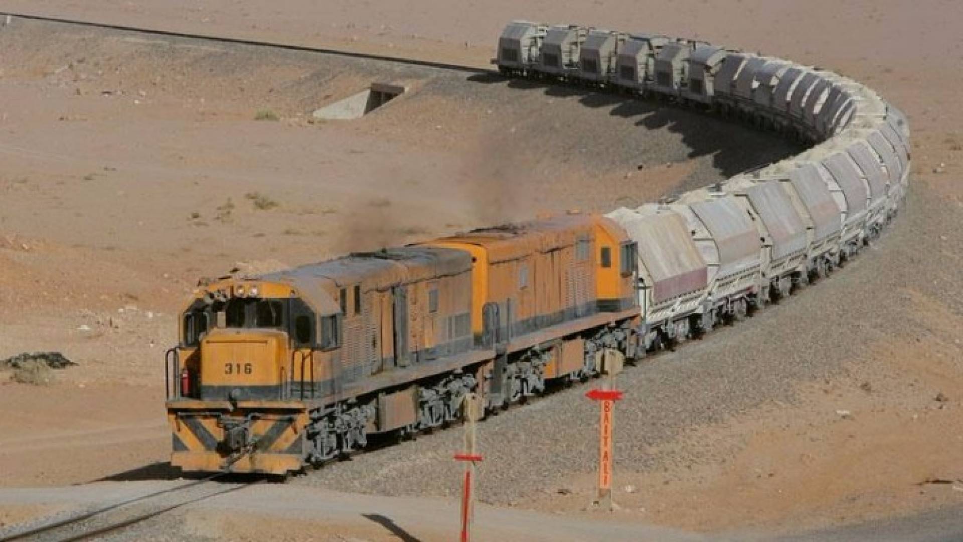 أحد القطارات التي تنقل الفوسفات إلى ميناء العقبة