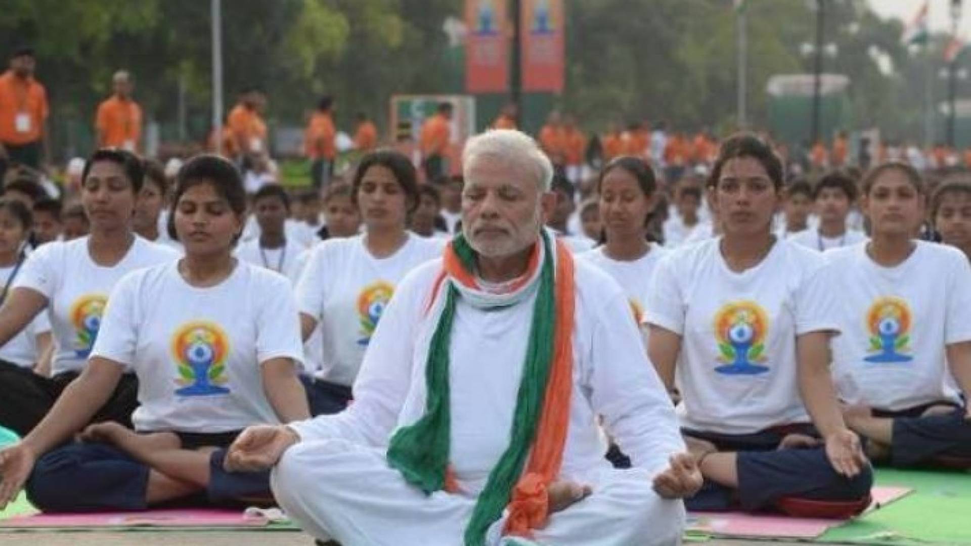 تحدث رئيس الوزراء الهندي ناريندرا  يمارس اليوجا