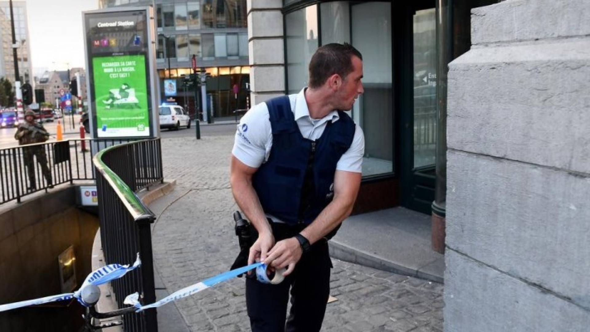 شرطي يغلق مدخل المحطة التي شهدت التفجير - 20 يونيو 2017.