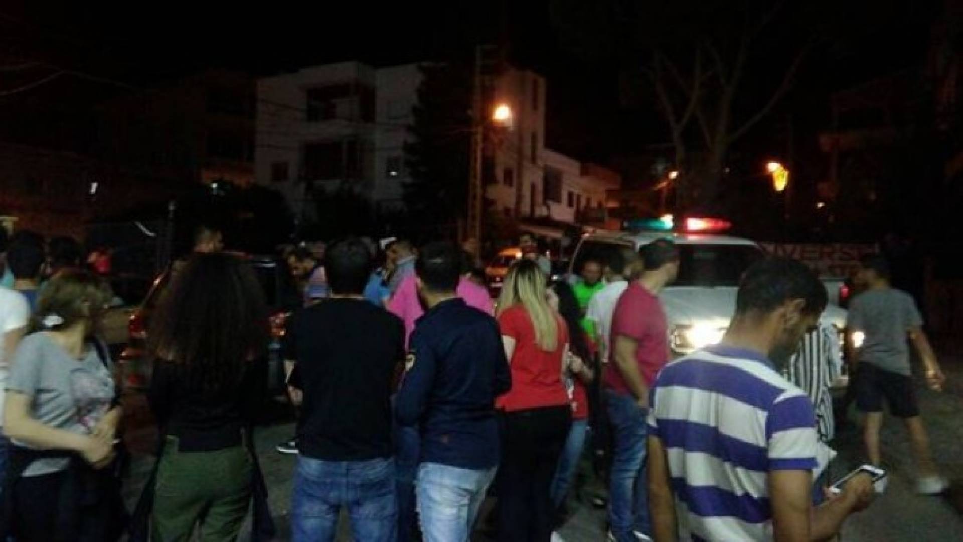 واستيقظ الأهالي على صوت الرصاص ونزلوا من بيوتهم لمعاينة الجريمة