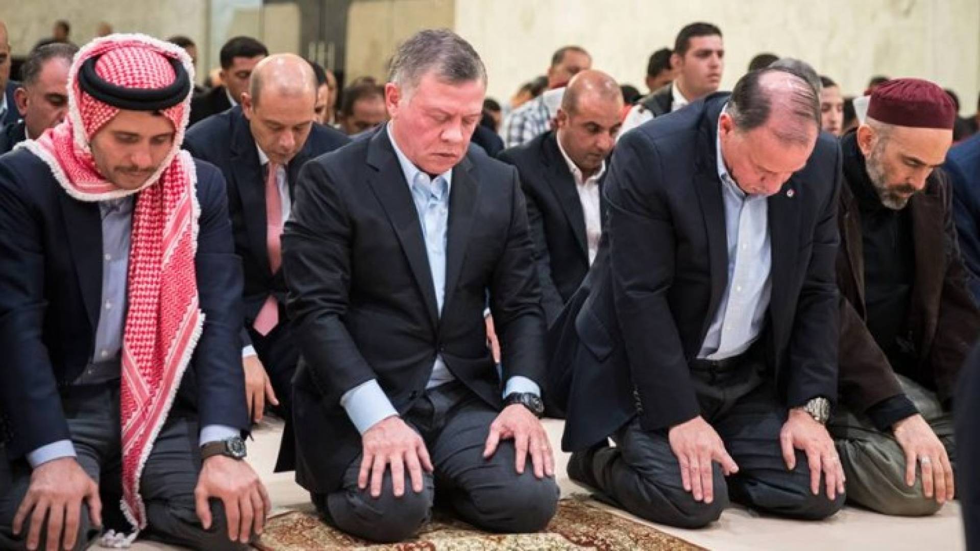 الملك يؤدي صلاة العشاء والتراويح 