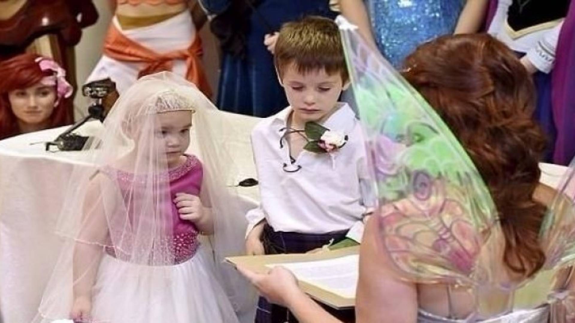 طفلة بريطانية مصابة بمرض السرطان تتزوج من صديقها