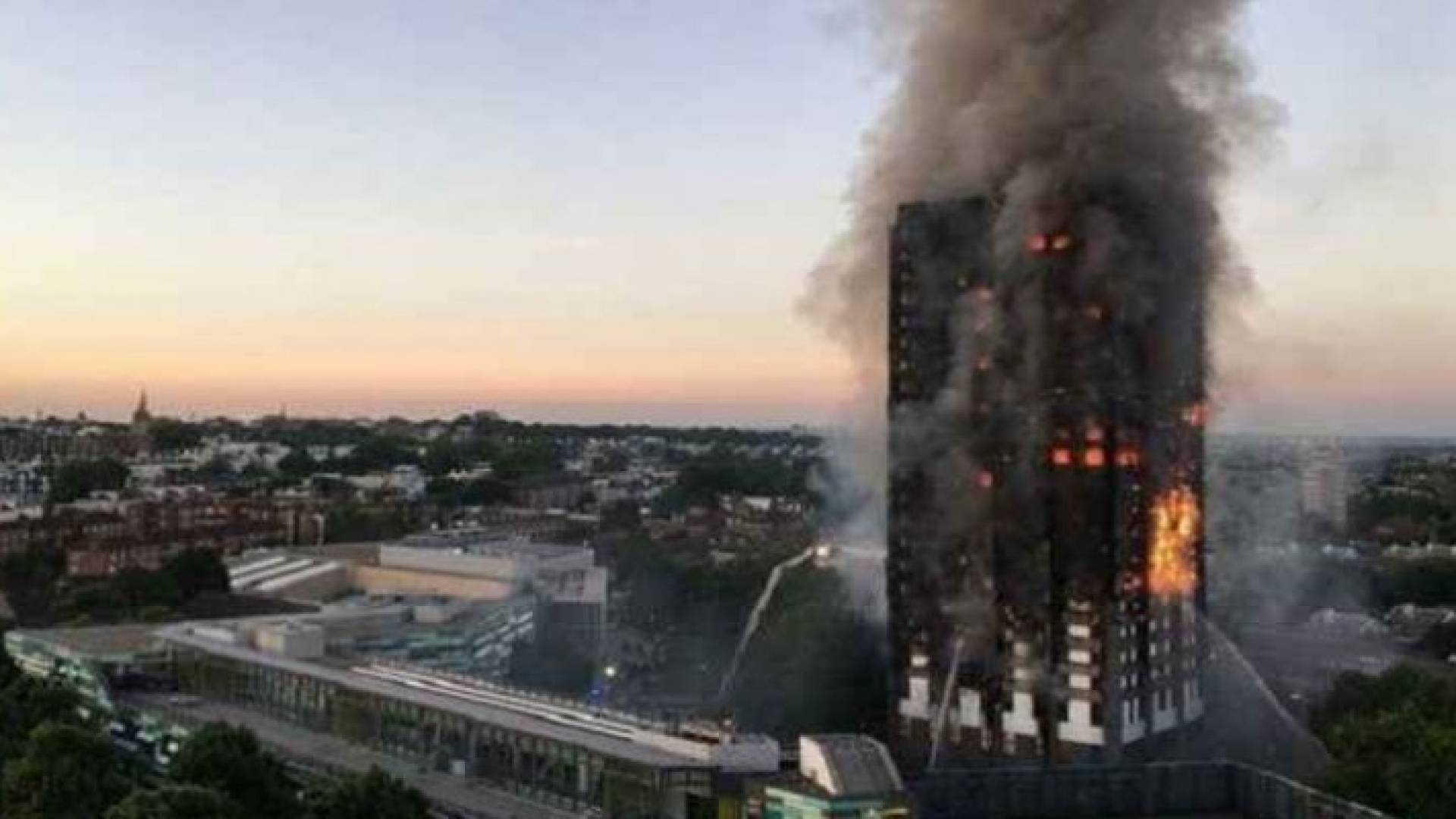 صورة من حريق برج لندن السكني