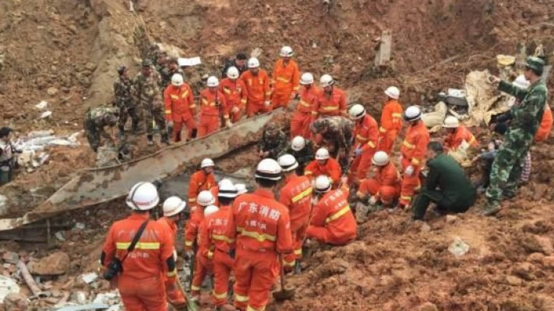  أدى الحطام إلى انسداد مجرى أحد الأنهر