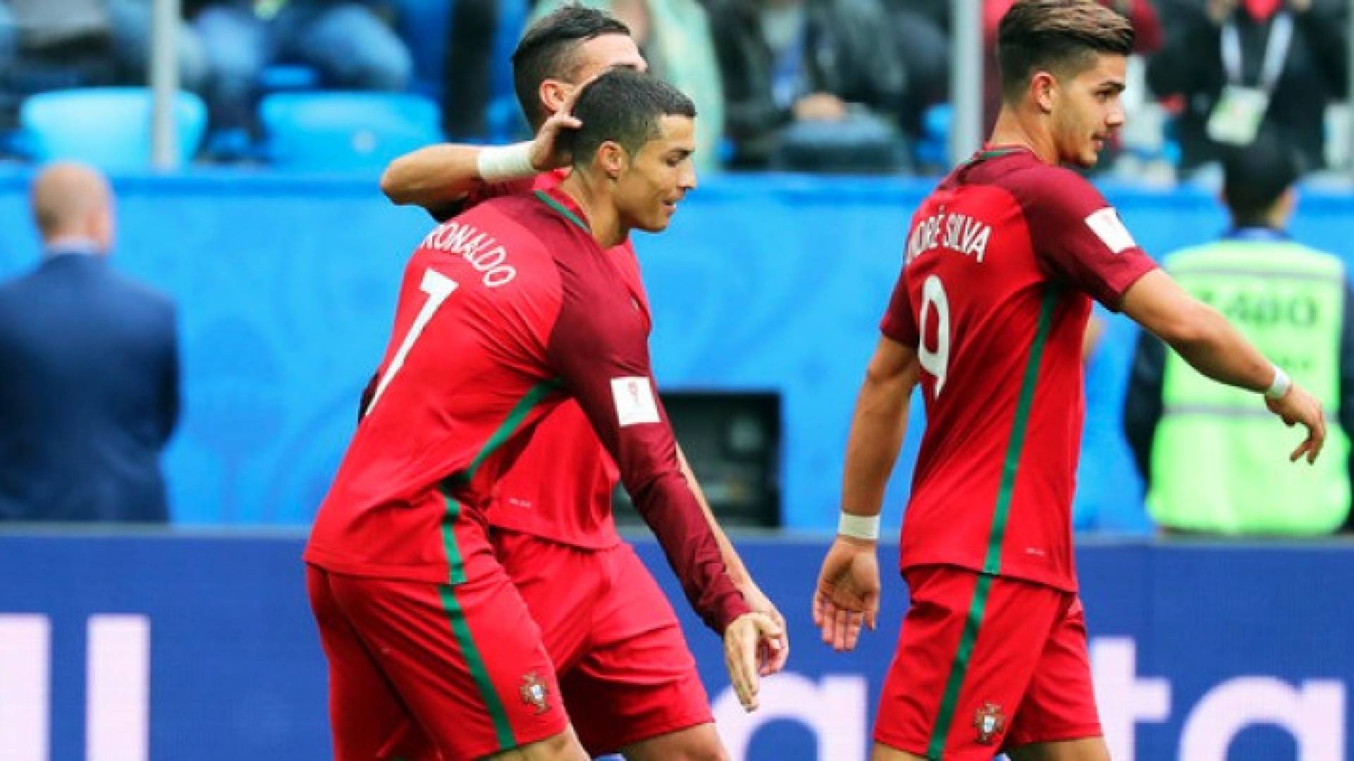 لاعبو البرتغال يحتفلون بهدف رونالدو