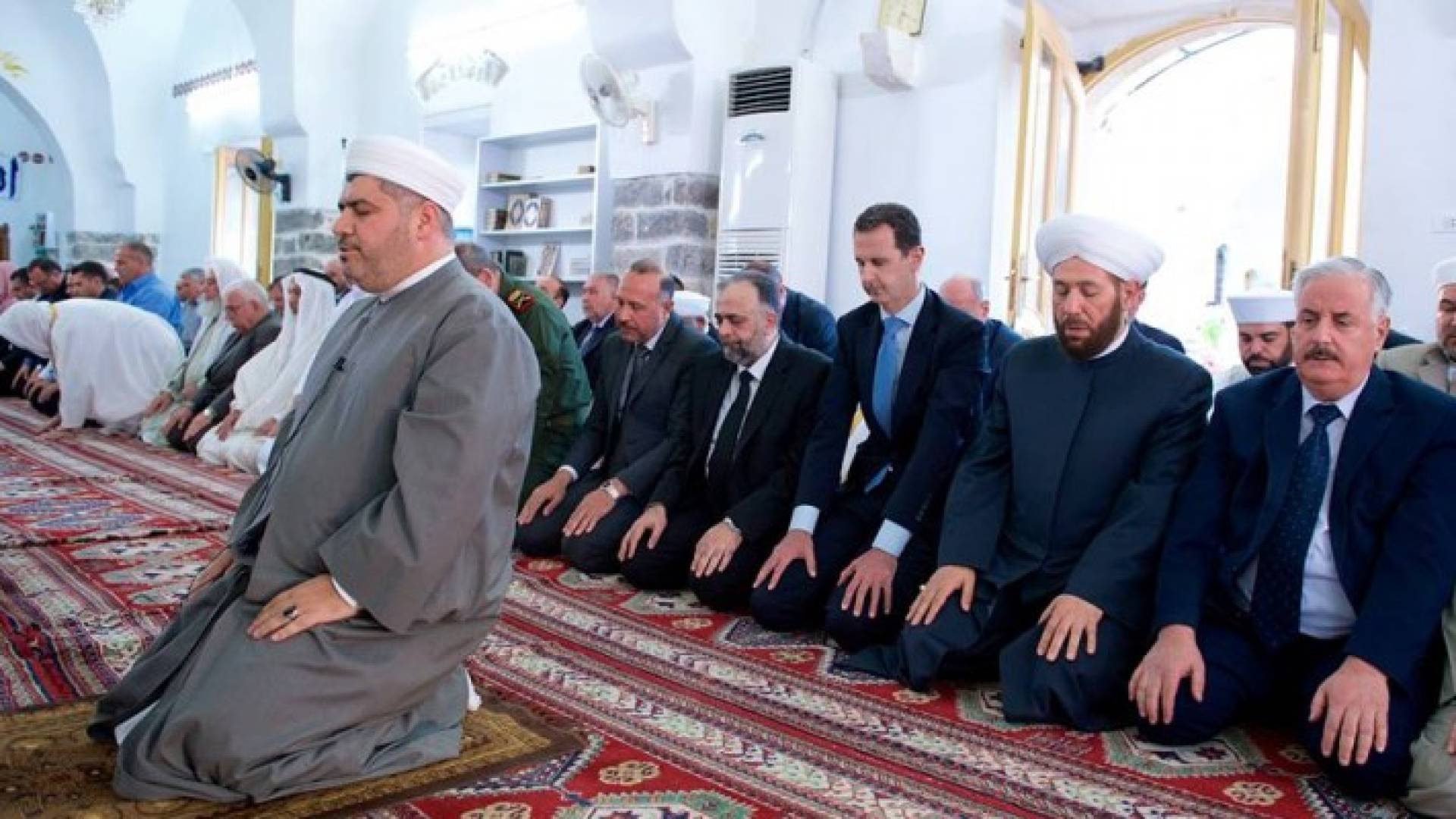  بشار الأسد يؤدي صلاة عيد الفطر