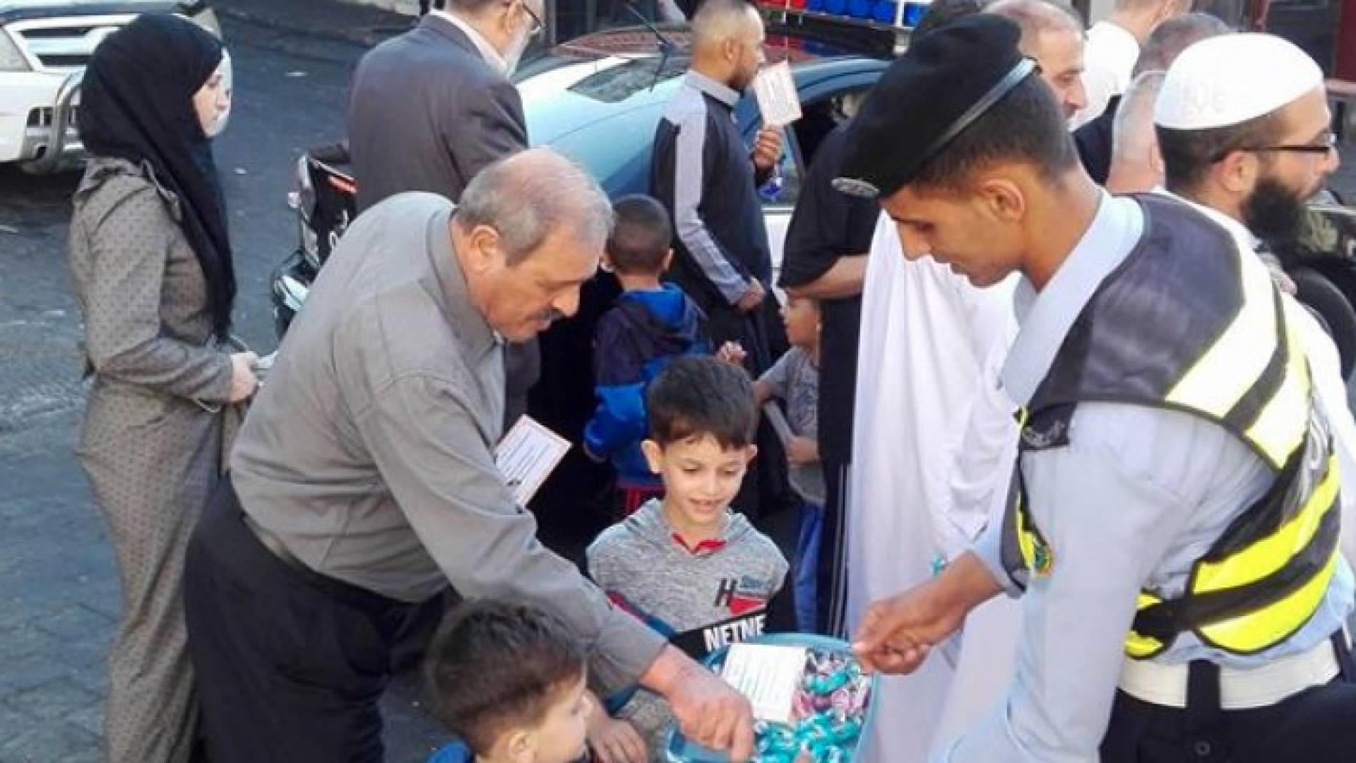 كوادر السير تعايد على المواطنين وتوزع الحلوى في إربد