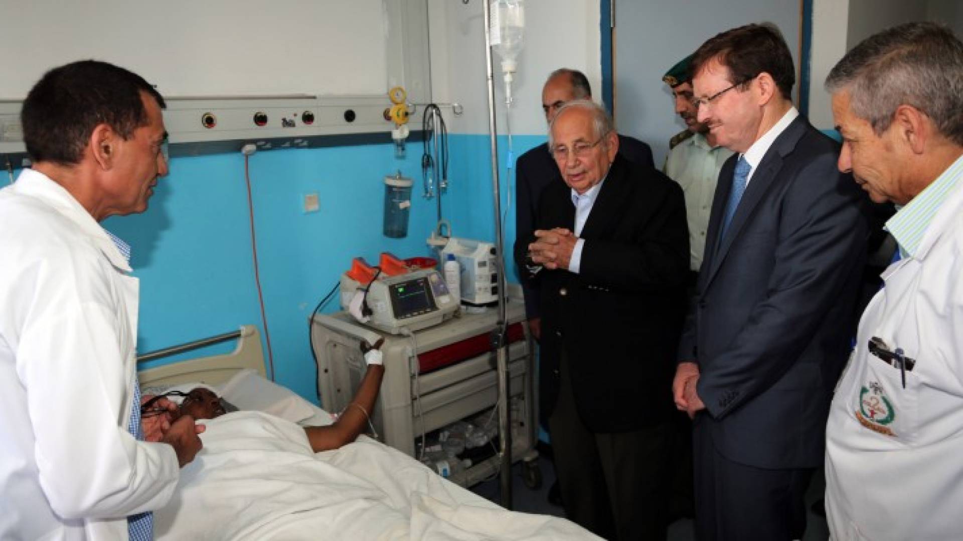 نائب الملك يعود مصابي حافلة المعتمرين