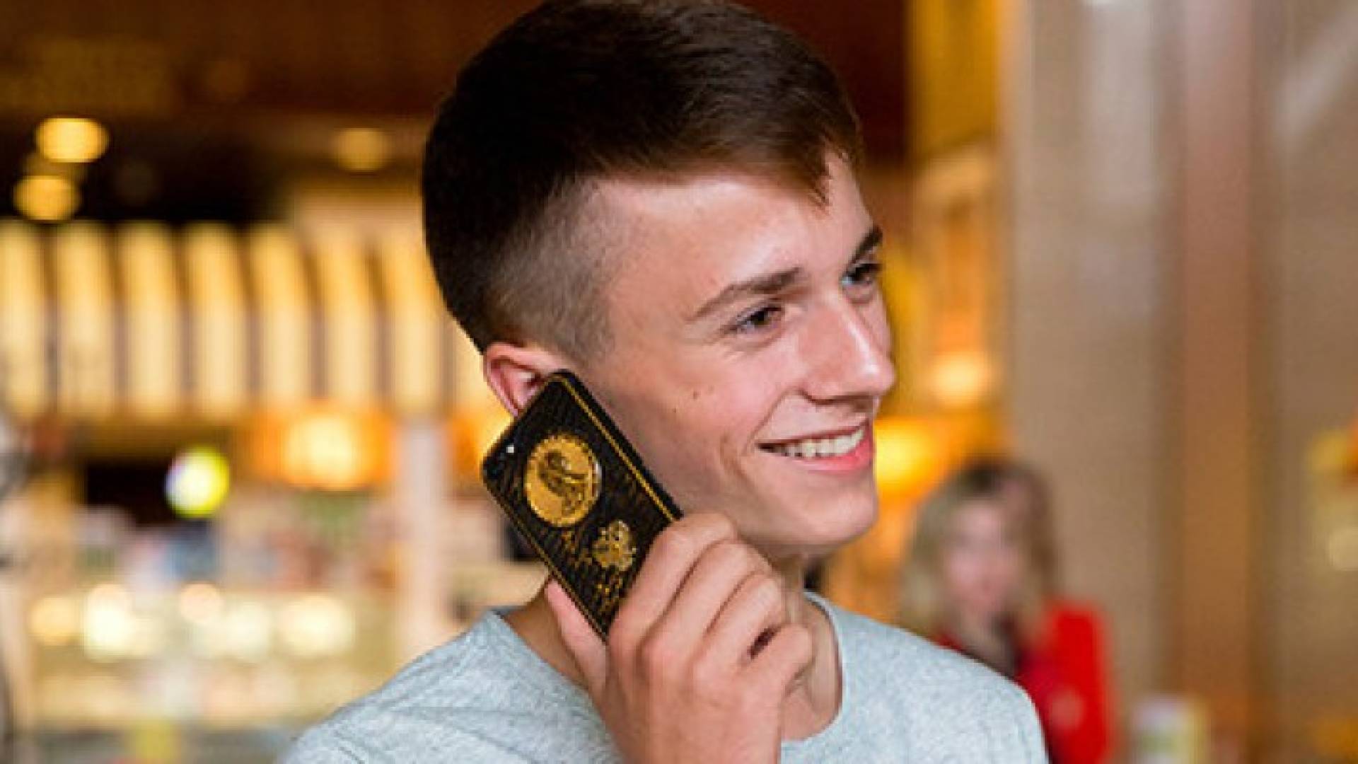 هاتف ذهبي لشاب طرح سؤالا مميزا على الرئيس الروسي فلاديمير بوتين