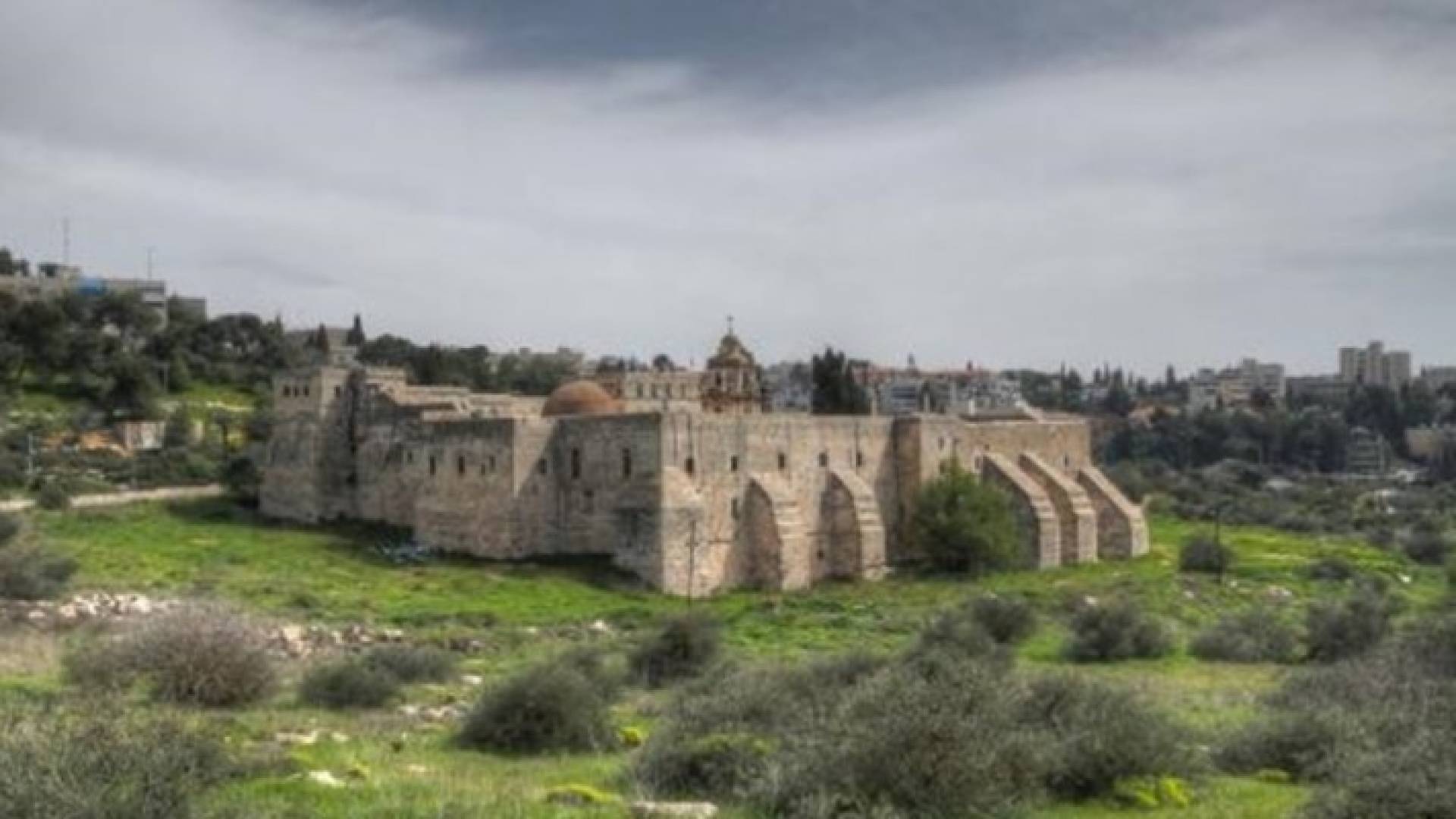 صحف عبرية تكشف أن الكنيسة تبيع 500 دونم من أراضيها بالقدس لمستثمرين يهود