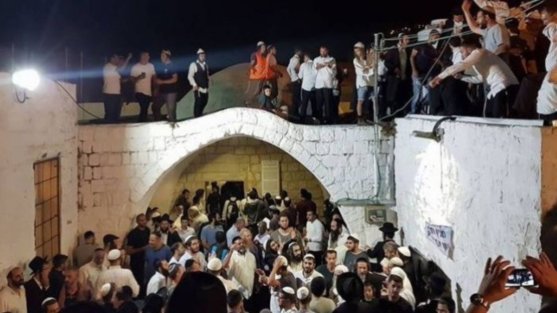مئات المستوطنين يقتحمون قبر يوسف بنابلس 