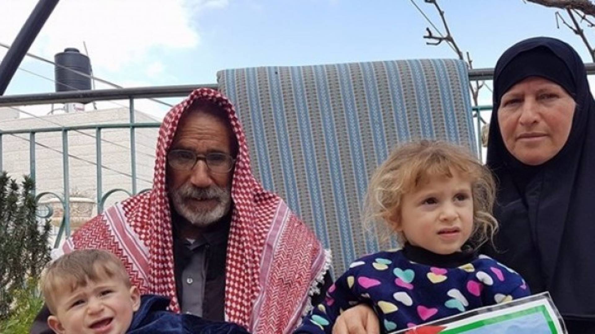 الاحتلال يطالب زوجة الشهيد القنبر وأطفاله بدفع تعويضات