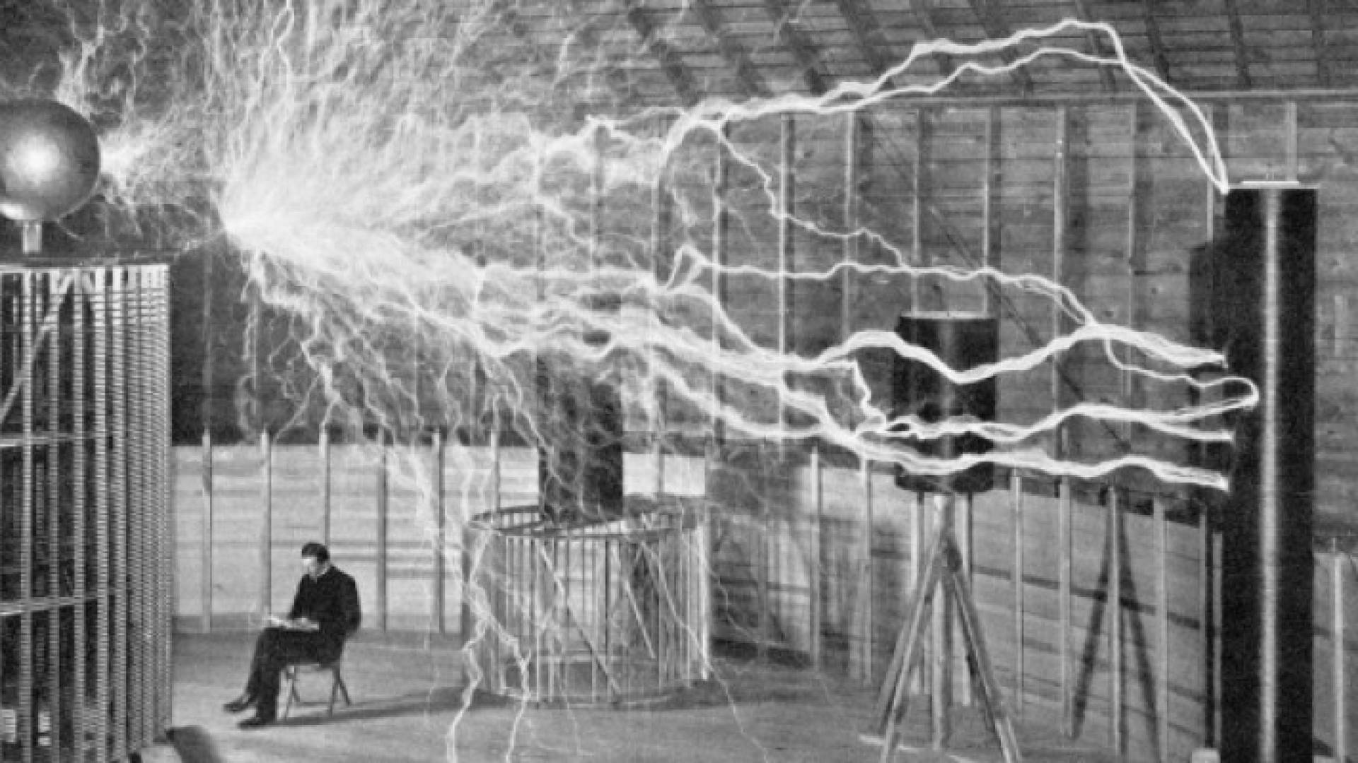 تسلا جالسا في مختبره