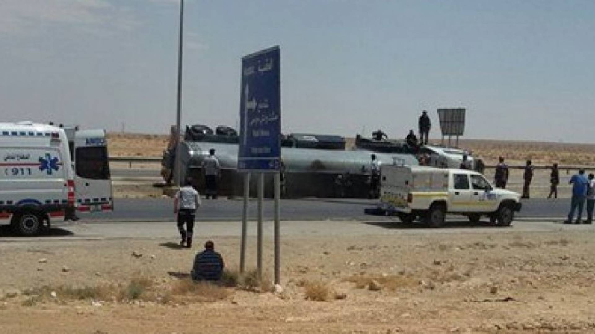 تدهور شاحنة على الطريق الصحراوي