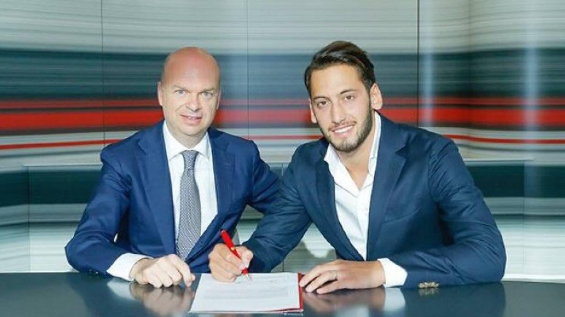 هاكان تشالهان أوغلو يوقع عقده مع ميلان