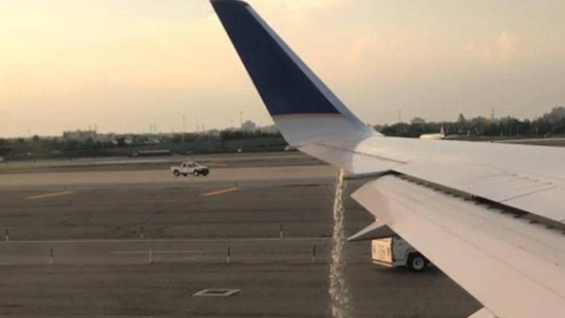 التسرب الهائل للوقود من أحد أجنحة الطائرة