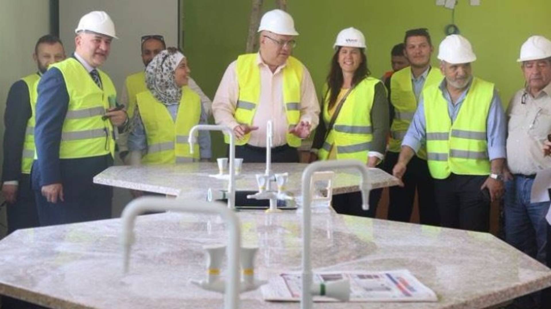 وزير الاشغال يتفقد سير العمل في مشروع تنفيذ الاضافات الصفية