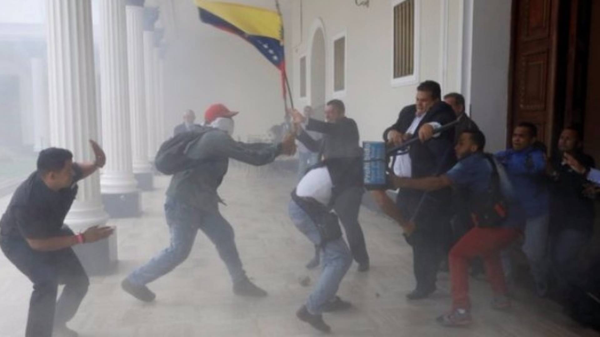 اقتحام مسلحون بعصي وقضبان حديدية مبنى الجمعية العامة الفنزويلية