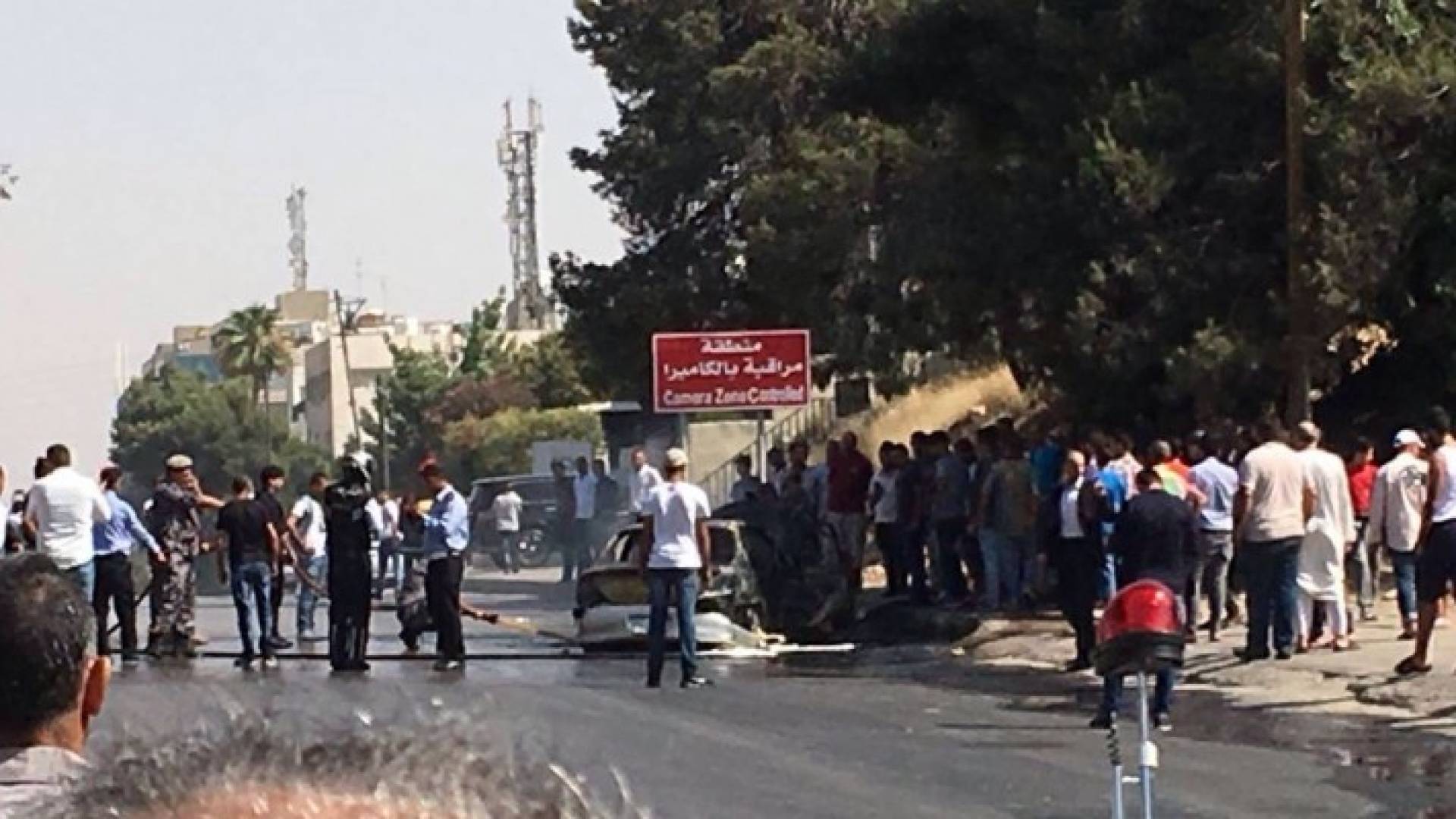 حريق مركبة يعرقل حركة السير بشارع الملك عبدالله