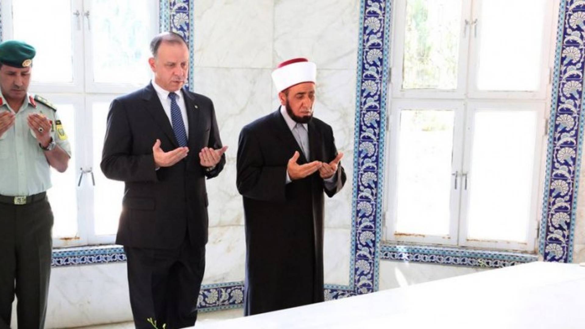 نائب جلالة الملك سمو الأمير فيصل بن الحسين يزور ضريح الملك طلال بن عبدالله