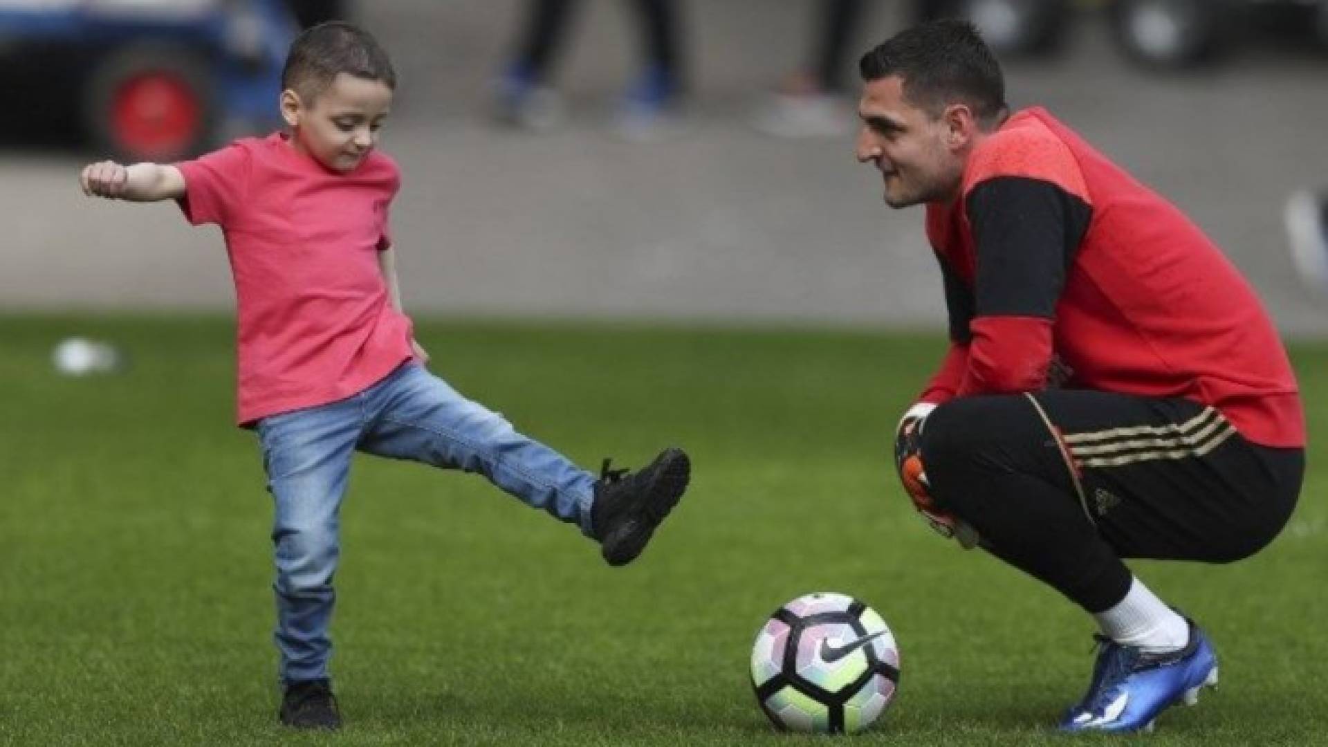 وفاة الطفل الانجليزي برادلي لاوري أحد "أشجع مشجعي" كرة القدم