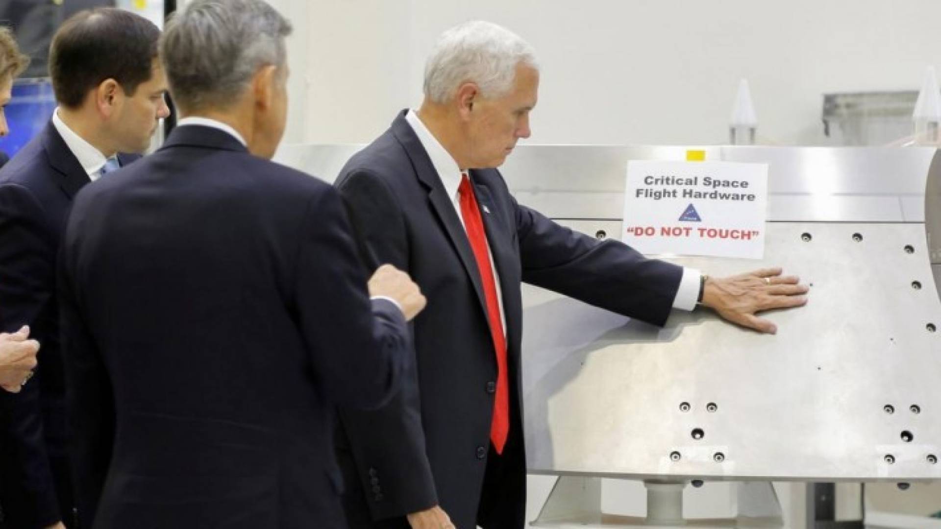 بنس تجاهل التحذير ولمس الجهاز الحساس