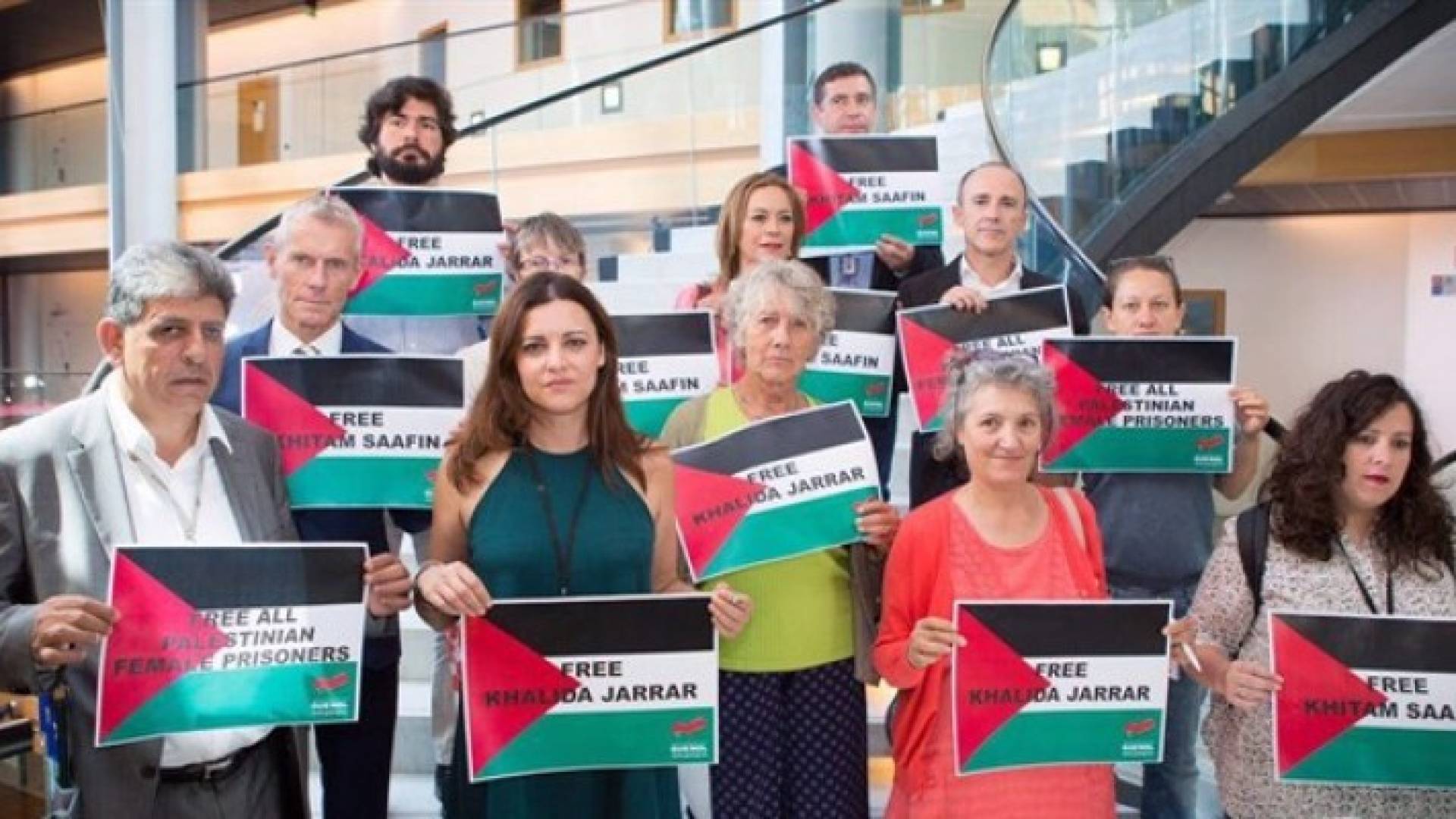 نواب إسبان أمام البرلمان الأوروبي