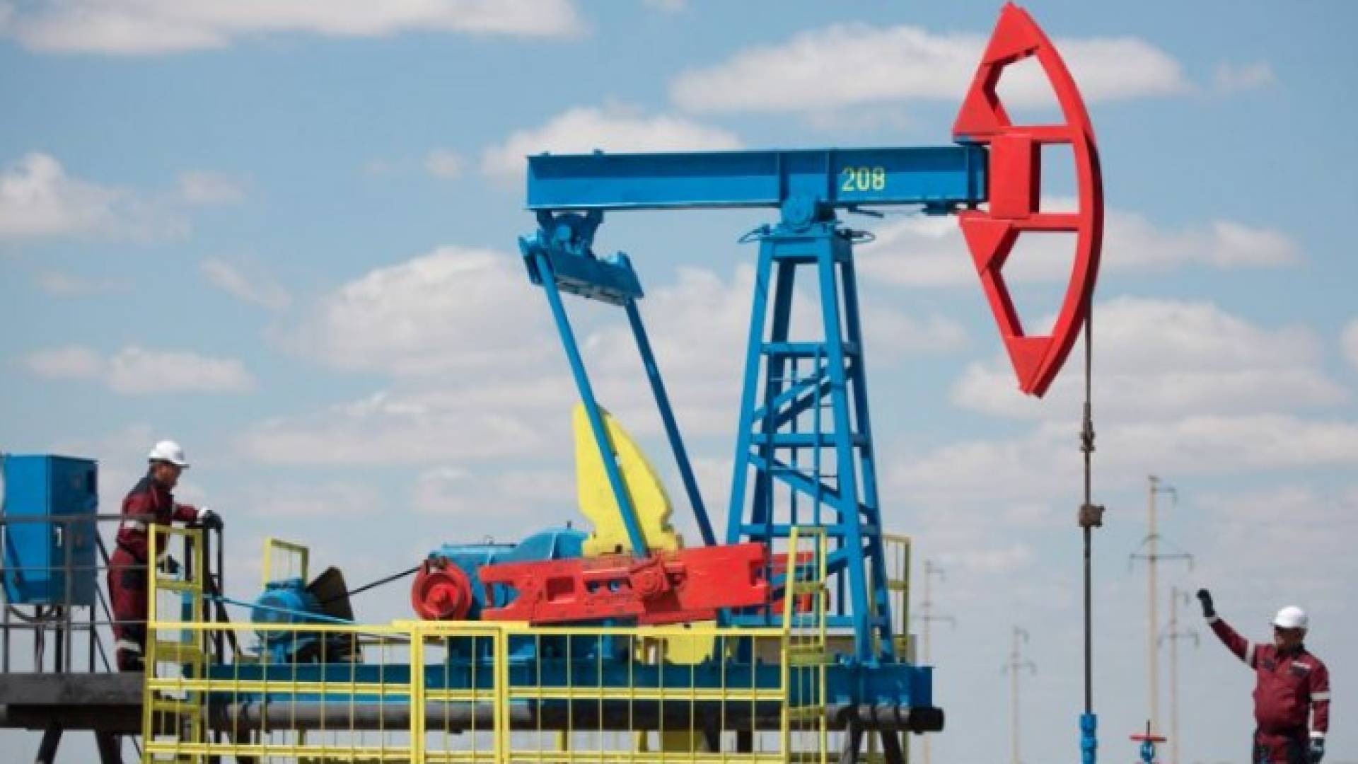 عمال في حقل نفط - أرشيفية 