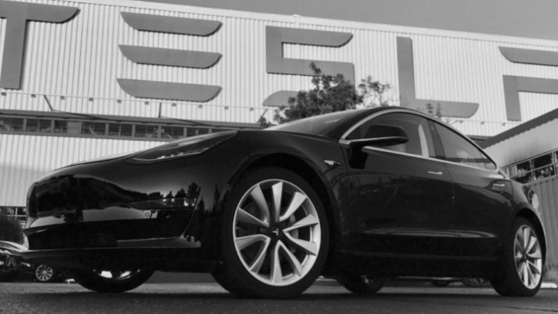 أول نموذج من سيارة Tesla Model 3