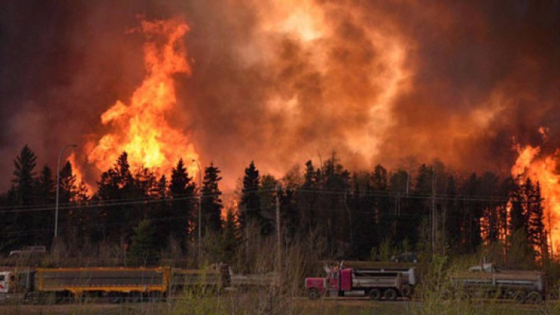 إجلاء عشرات الآلاف من منازلهم بسبب حرائق هائلة للغابات غرب كندا 
