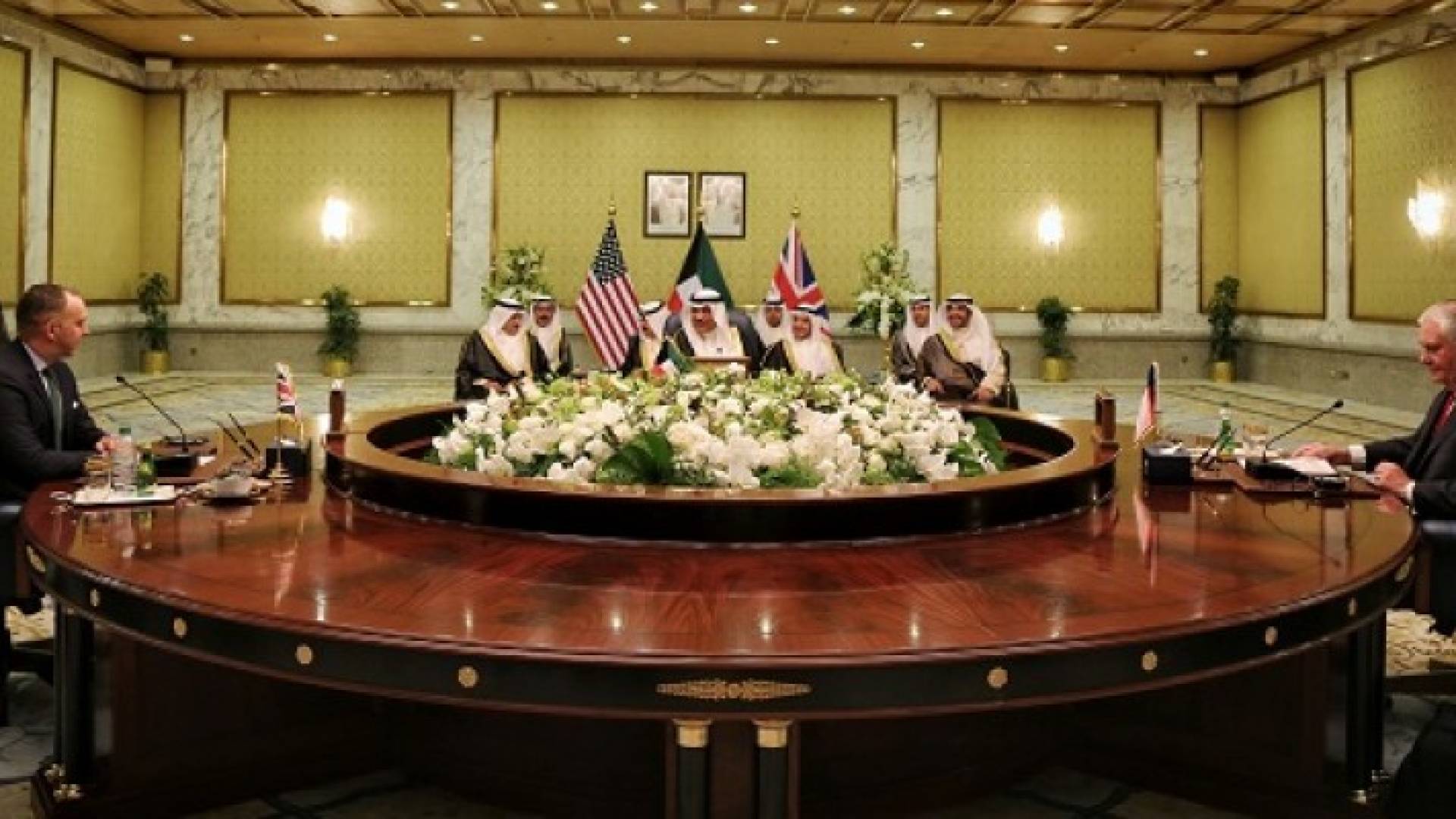 الكويت وأمريكا وبريطانيا تناشد سرعة احتواء الأزمة الخليجية