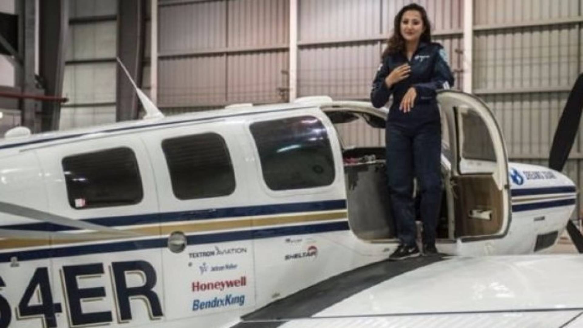 الافغانية شايستا وايز، تسعى لأن تكون أول إمرأة تقود طائرة بمفردها حول العالم.