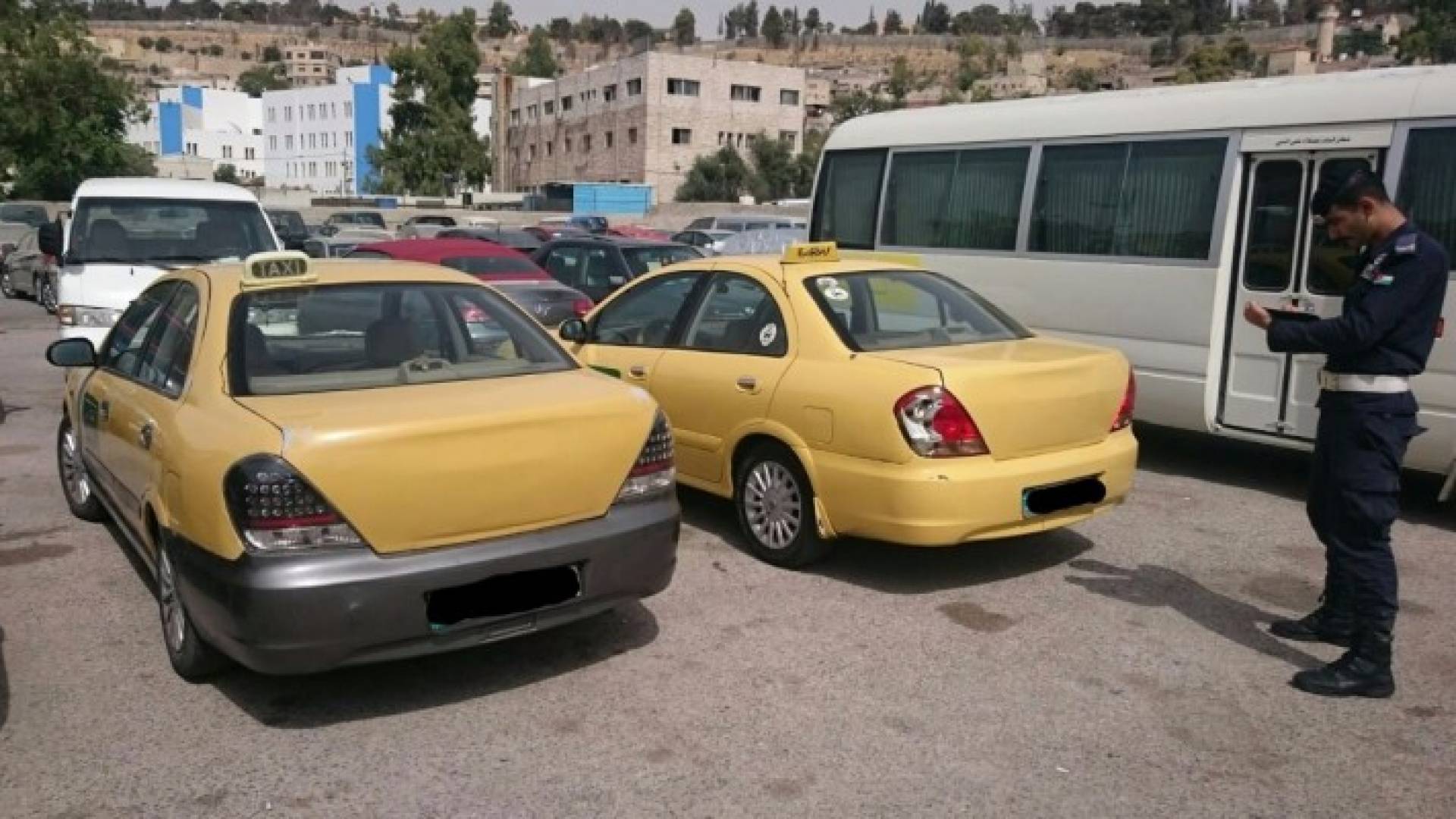 ضبط مركبتين عموميتين تقومان بالتلاعب بعدادات الاجرة