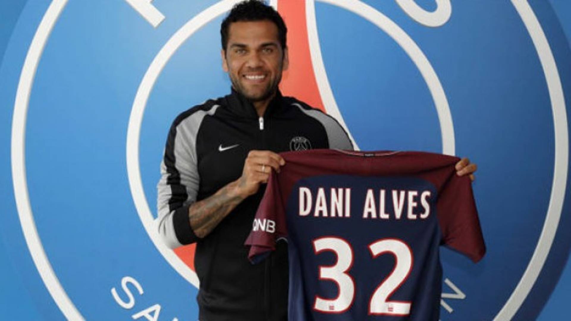 داني ألفيس لاعب باريس سان جيرمان