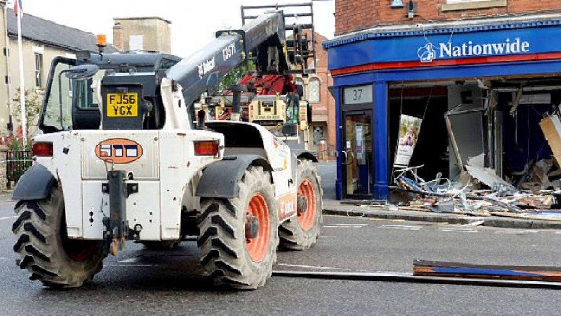 اللصوص اقتحموا الصراف بجرافة صغيرة