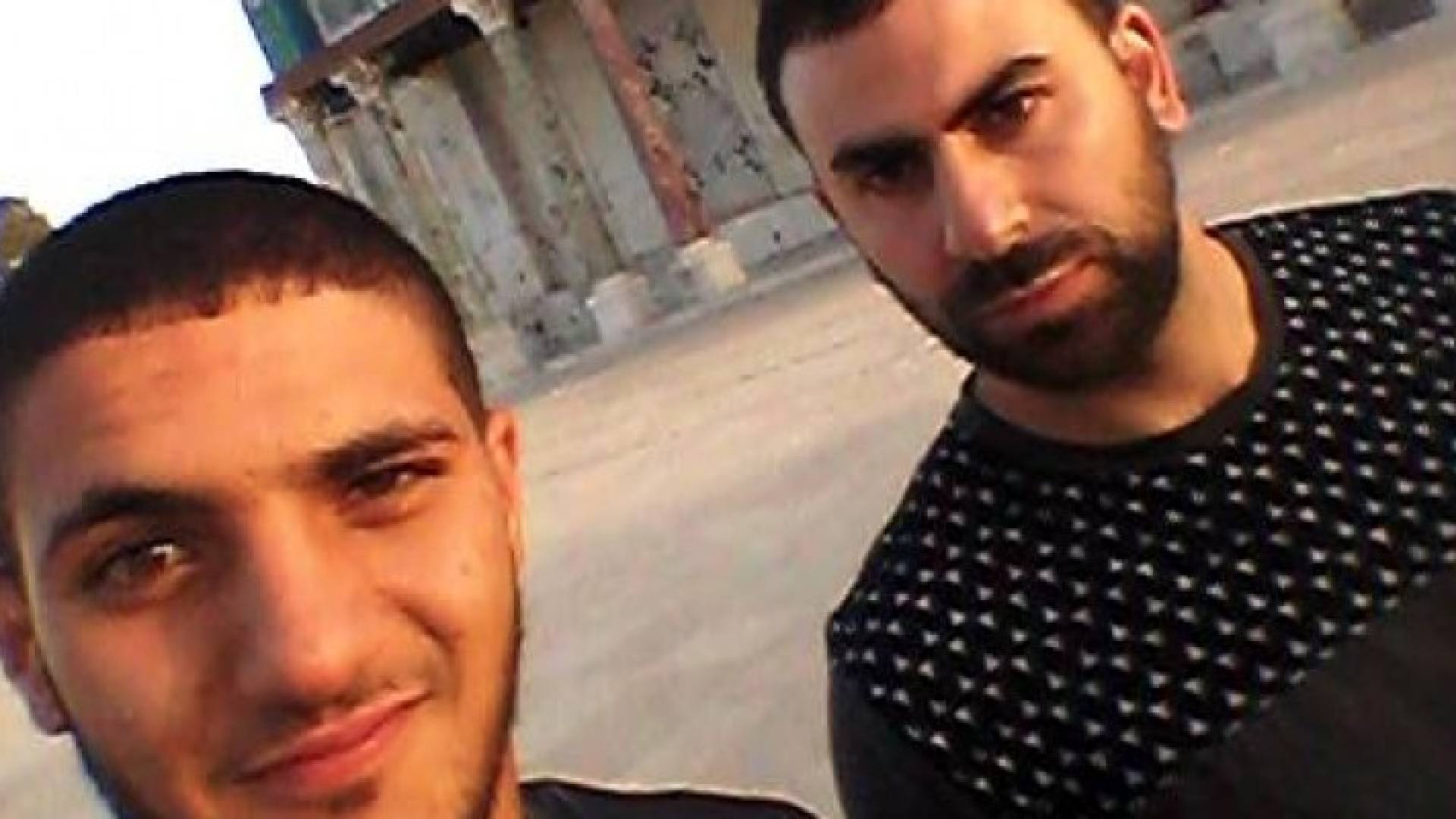 الصورة التي نشرها الشهيد محمد حامد جبارين مع الشهيد محمد أحمد جبارين داخل ساحات المسجد الأقصى قبل العملية