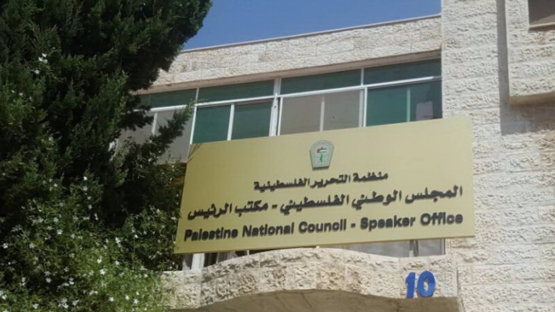 "الوطني الفلسطيني" يحذر من فرض وقائع جديدة بعد اغلاق المسجد الأقصى