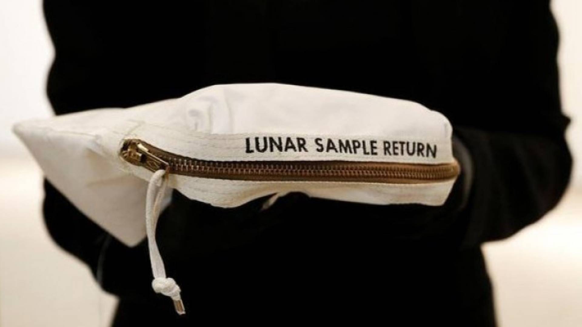 حقيبة قادمة من الفضاء