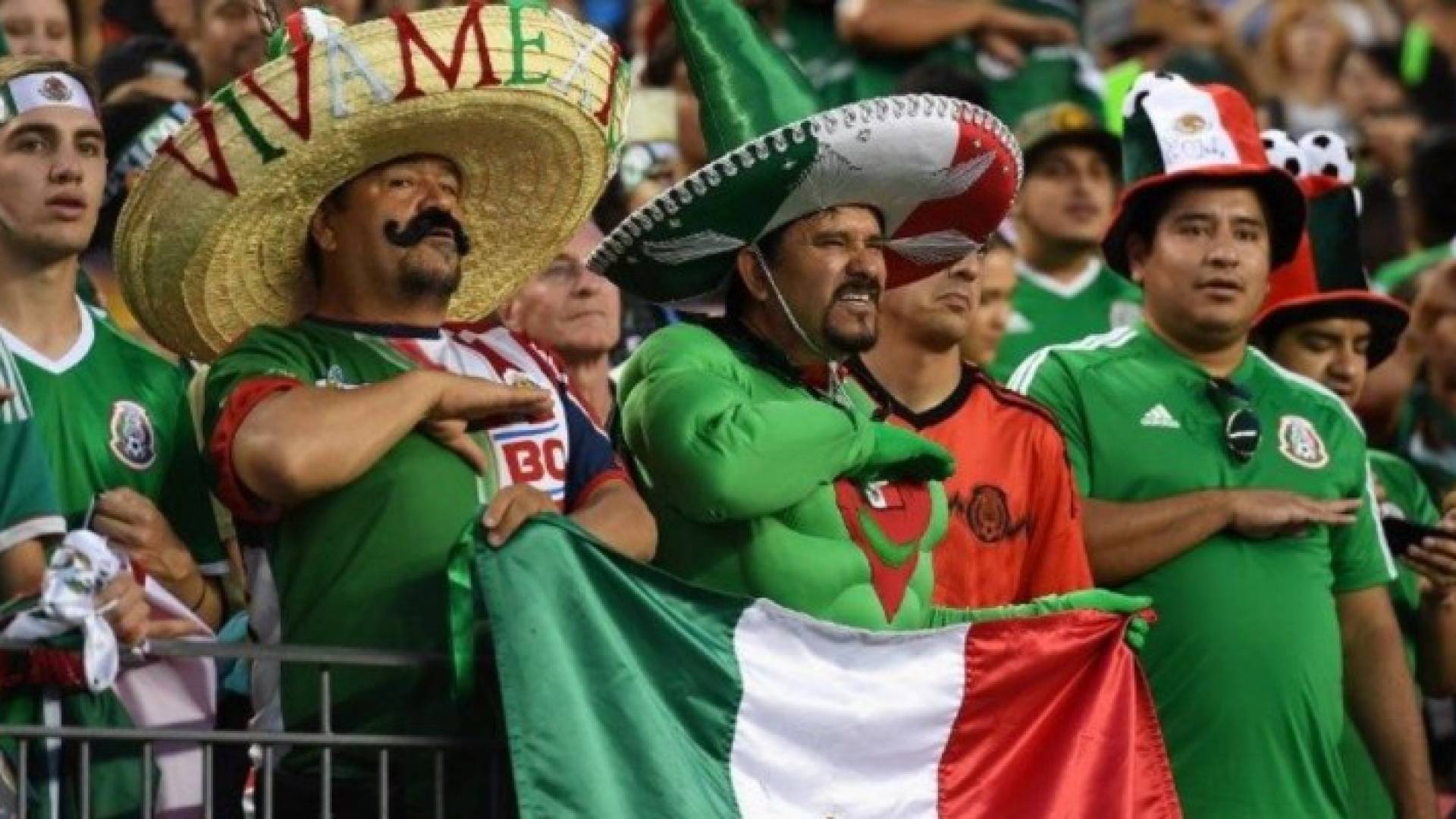 المكسيك تضع قدما في ربع النهائي 