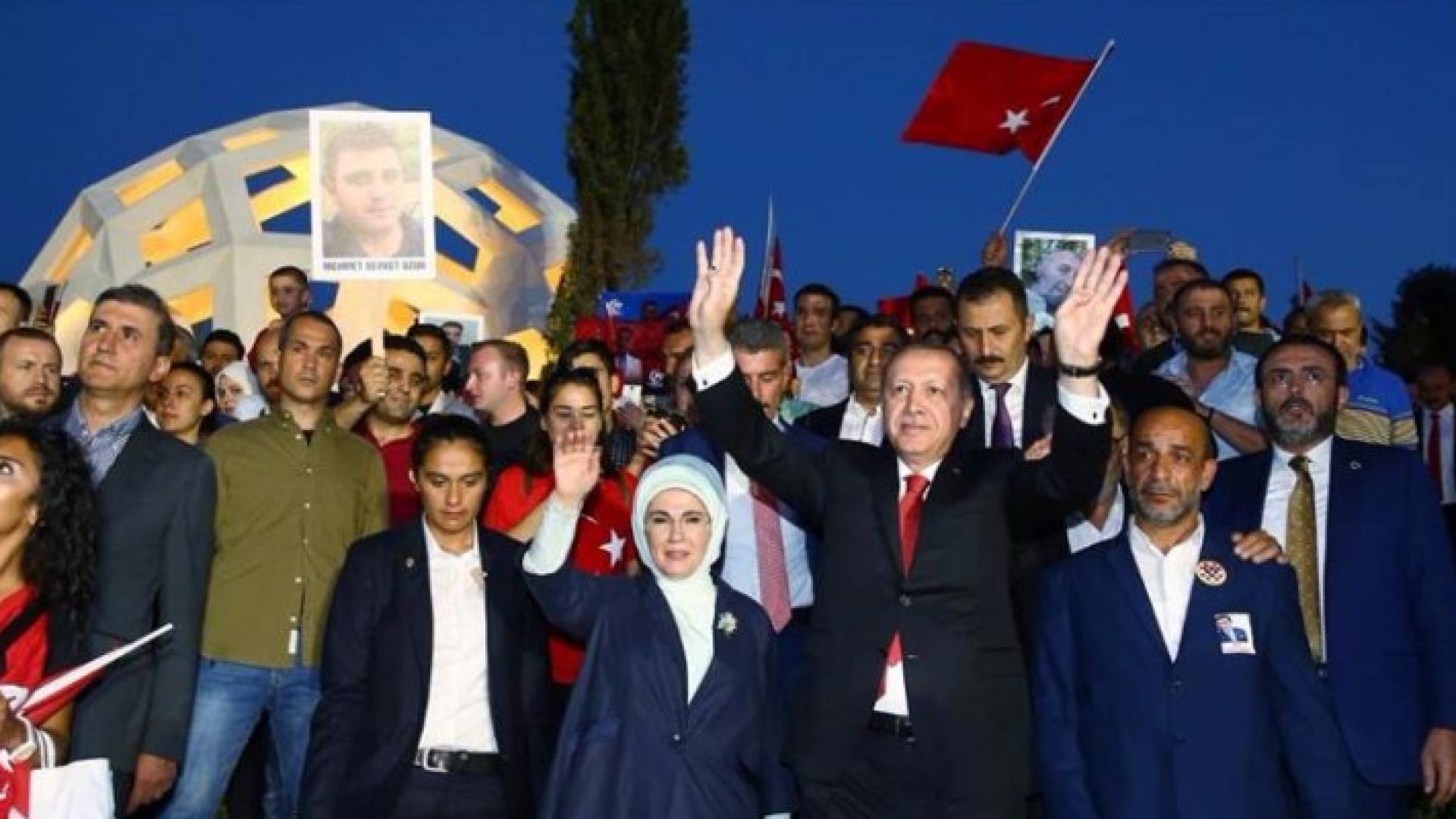 اثناء افتتاح أردوغان نصبا تذكاريا لشهداء المحاولة الانقلابية