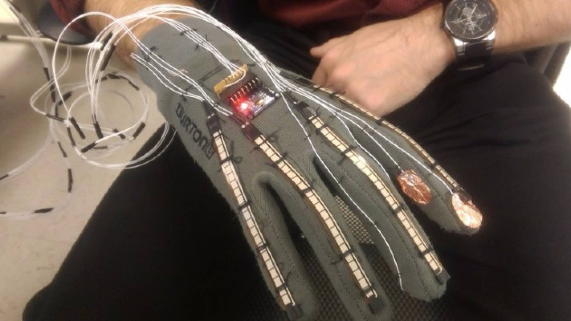 قفاز كهربائي يمكنه تحويل لغة الإشارة إلى رسائل نصية